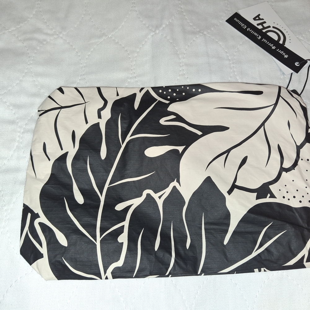 ALOHA Collection Black and Sandstone ULU PRINT. SMALL POUCH.